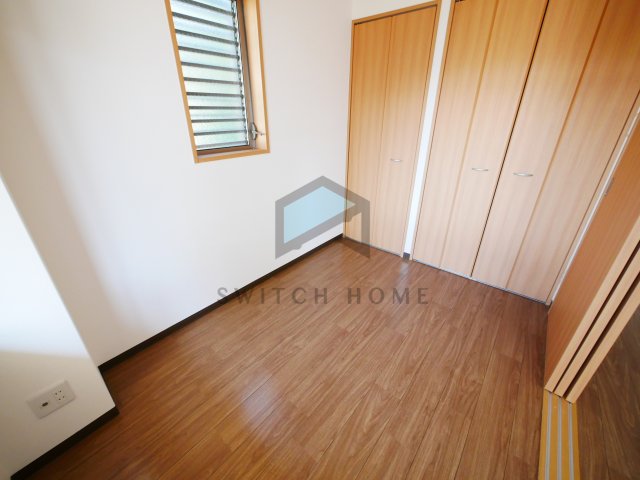 その他部屋・スペース　寝室にぴったりのお部屋です。角部屋になりますので小窓も付いて