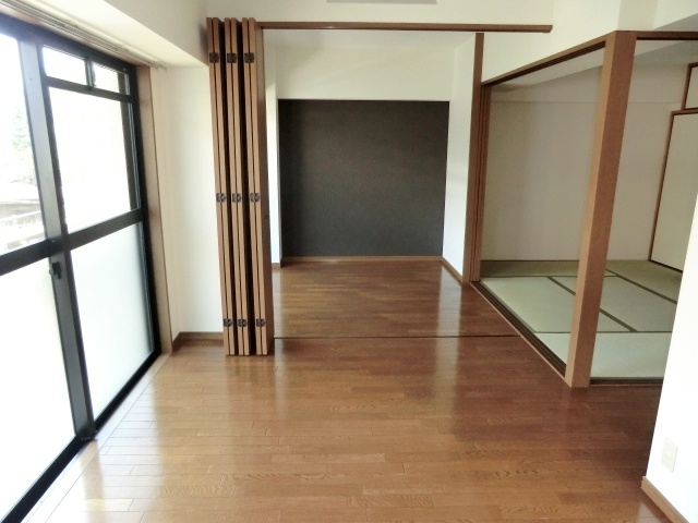 居室・リビング　床色が落ち着いた色合いで、とてもきれいです。