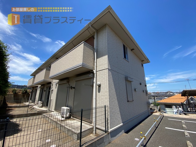 建物外観　高台にそびえるセキュリティ賃貸