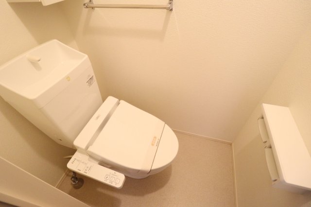 トイレ　温水洗浄便座付き