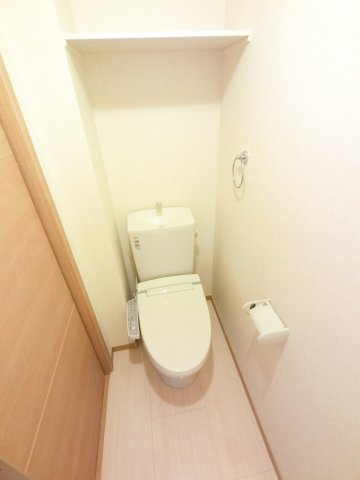 ＪＲ内房線 五井駅 バス乗車時間：18分 最寄りバス停で下車 徒歩2分 2階建 築13年のトイレ写真