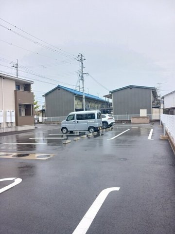 駐車場　駐車場があるので、車を買う予定の方も安心です