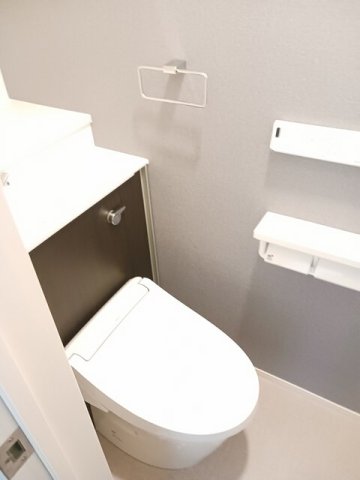 トイレ　落ち着いた色調のトイレです