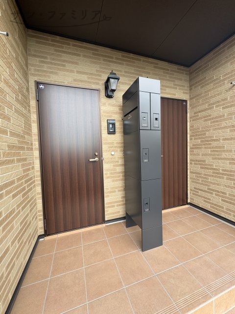 玄関　同一物件別部屋写真