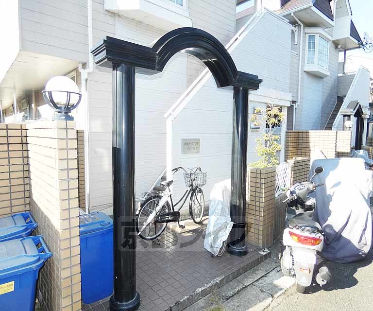 【京都市右京区西京極藪ノ下町のアパートのエントランス】