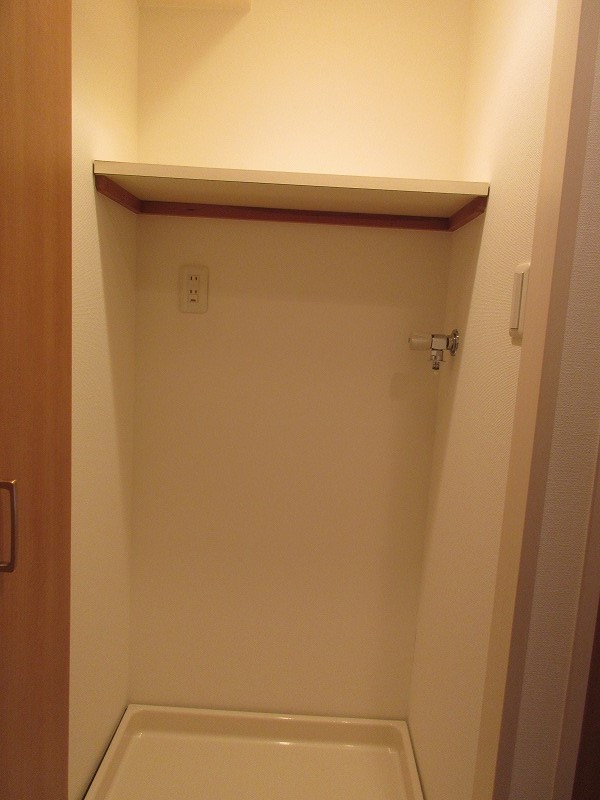 その他設備　玄関入ってすぐ横に洗濯機置場あり☆扉で隠せます！