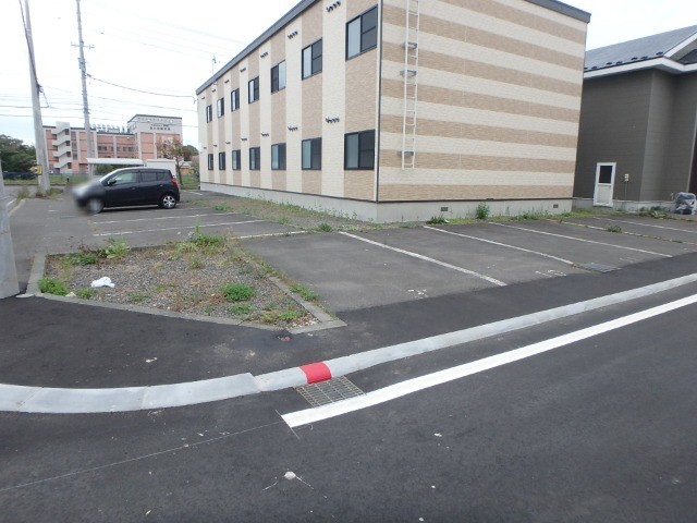 【苫小牧市豊川町のアパートの駐車場】