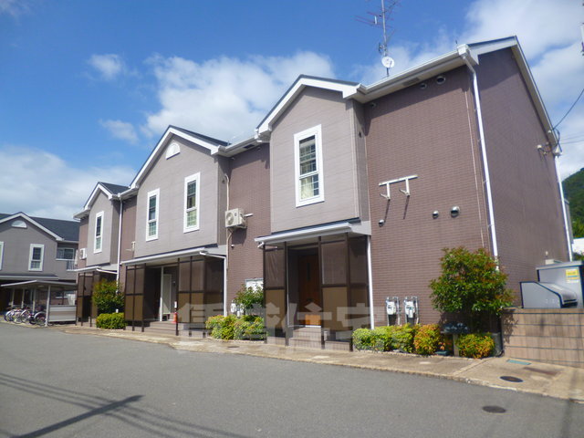 京都市山科区小野御霊町のアパートの建物外観