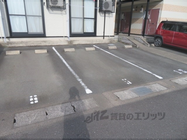 【舞鶴市清道新町のアパートの駐車場】