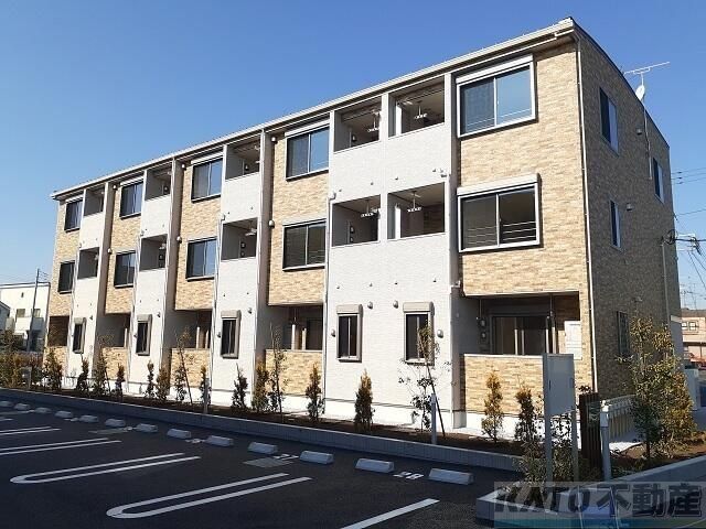 町田市鶴間のアパートの建物外観