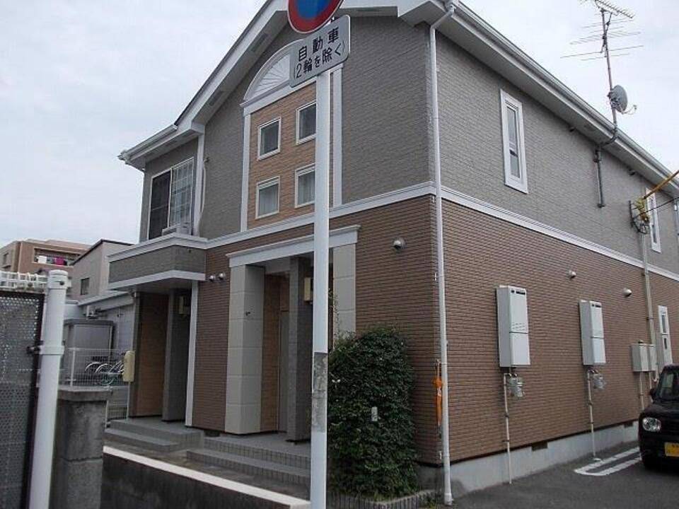 松山市中村のアパートの建物外観