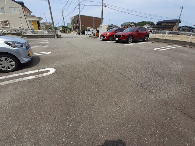 【クリエーストの駐車場】