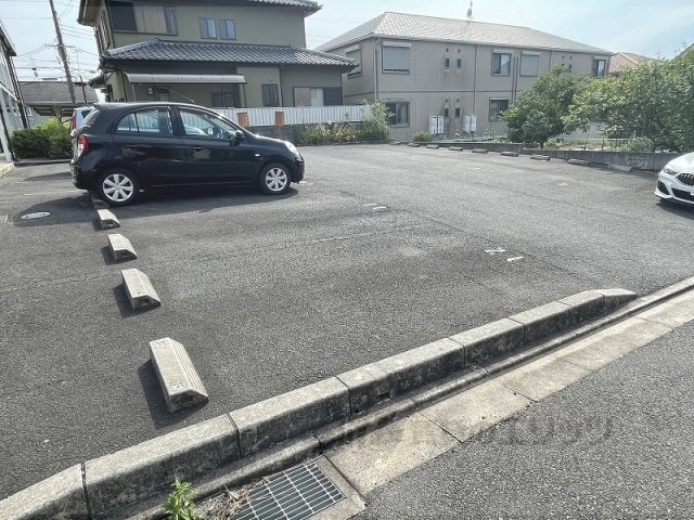 【木津川市州見台のアパートの駐車場】