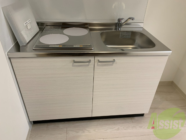 キッチン　嬉しいシステムキッチンです。コンロが付いているので便利ですよ