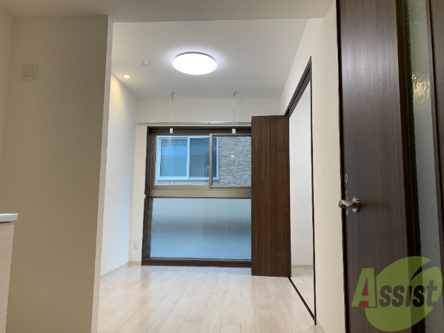 居室・リビング　白を基調とした清潔感のあるリビングはこちらになります。