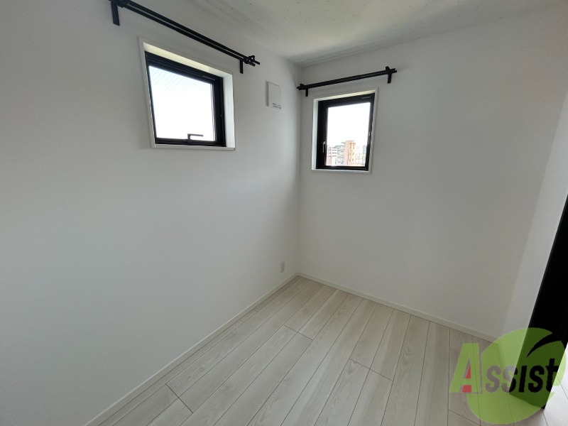 その他部屋・スペース　窓が２つ付いていることで日差しが入り明るいです。