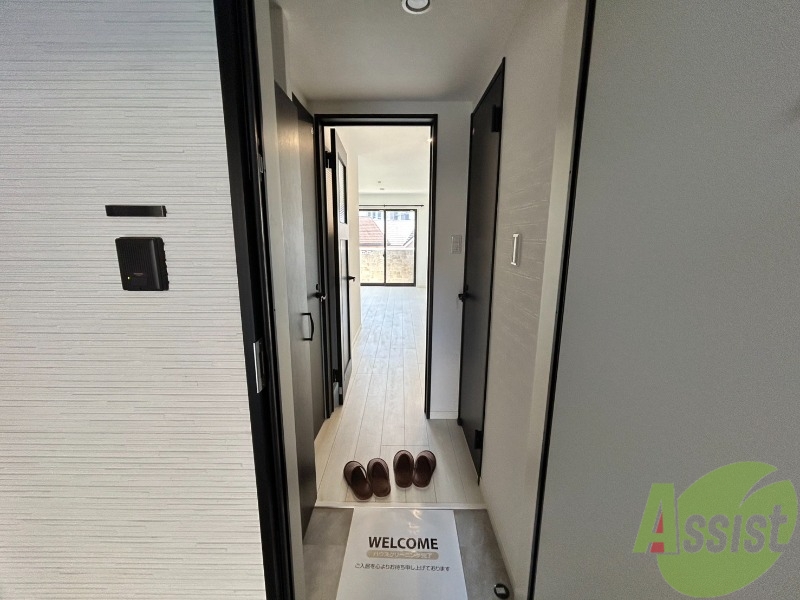 玄関　玄関を開けた先には窓があり、玄関まで明るく照らしてくれます。