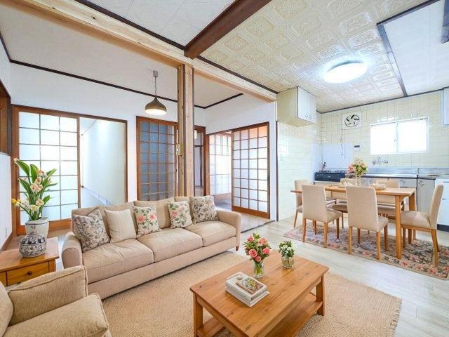 居室・リビング　CGで家具等を配置したもので家具等は含まれません