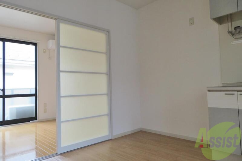 居室・リビング　引き戸が白にガラスでオシャレですね～。いかがでしょうか。