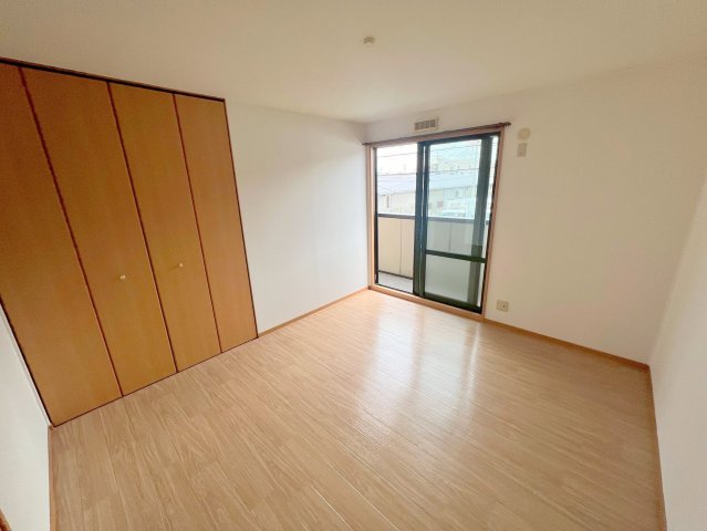 居室・リビング　落ち着いた雰囲気のこのお部屋でゆっくりお休みください。