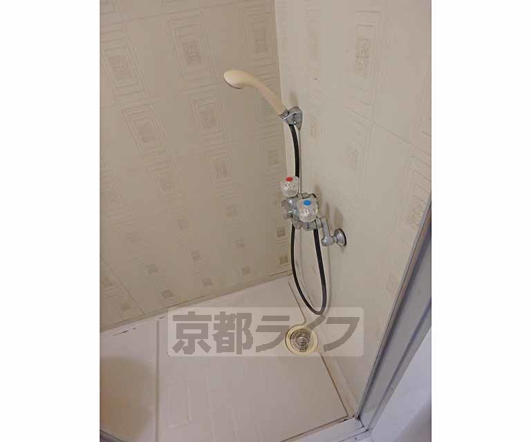 バス・シャワールーム　トイレと一体のユニットシャワースペースです。