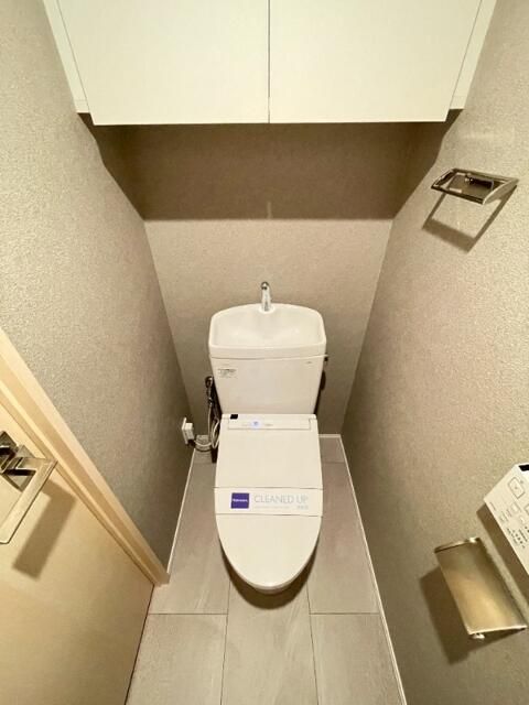 トイレ　落ち着いた色調のトイレです