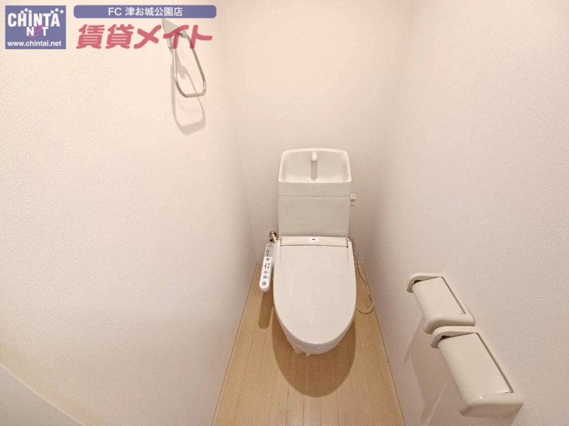 トイレ　同じ物件、別部屋の写真です