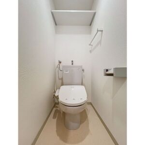 地下鉄東西線 西２８丁目駅 徒歩7分 4階建 築18年のトイレ写真