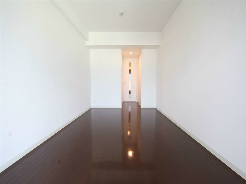 居室・リビング　洋室8.5帖　エアコン付　収納充実　バルコニーに面しています