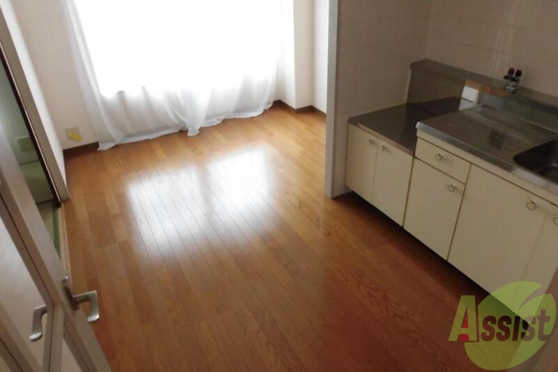 居室・リビング　フローリングの色がいいでしょ。ピカピカしています。