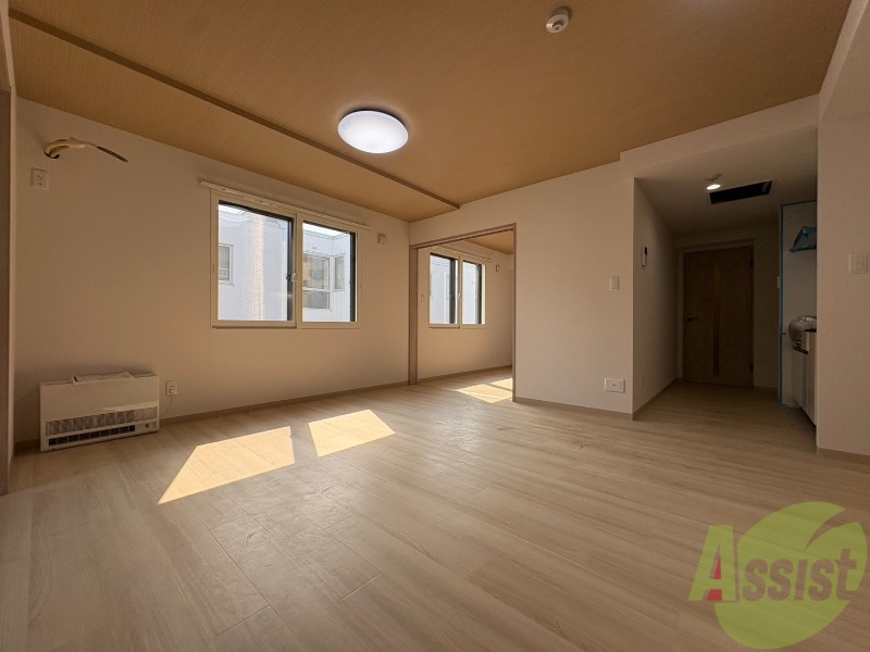 居室・リビング　リビングです。窓が大きくて明るいですね！