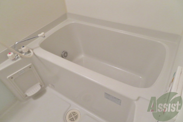 バス・シャワールーム　浴室は追い焚き給湯、浴室感動機付きです。嬉しいですね。