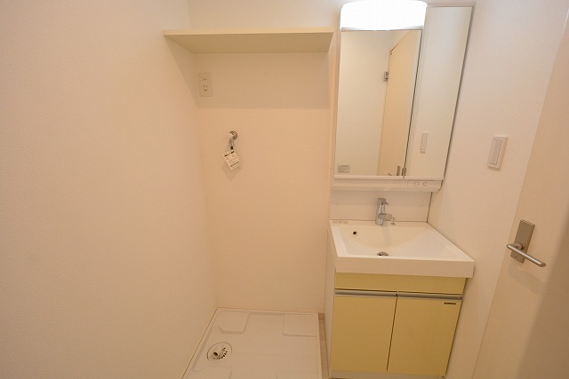 洗面設備　洗面所内に室内洗濯機置場がついてます！