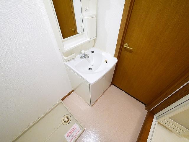 洗面設備　明るい洗面所です