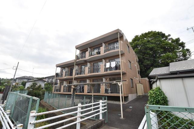 建物外観　３階建ての学生マンション♪