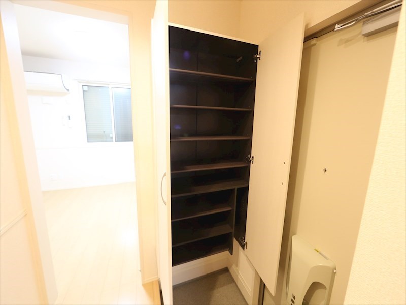 玄関　玄関　シューズボックス付（収納充実してます）