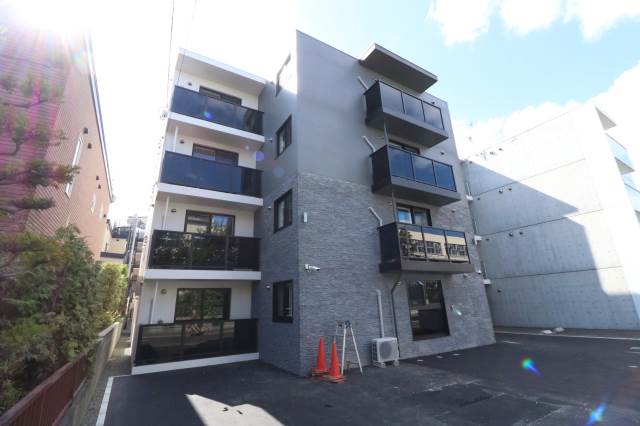 建物外観　４階建て♪