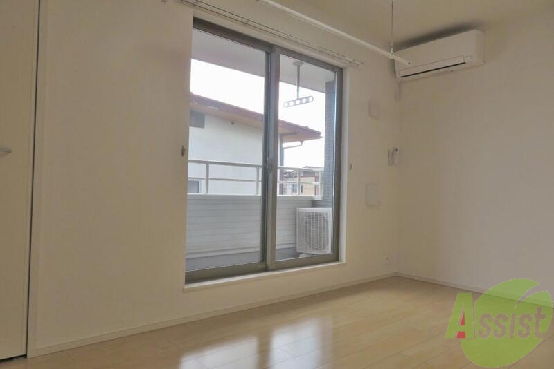 居室・リビング　日当たりもよく白い壁紙が清々しい綺麗なリビング