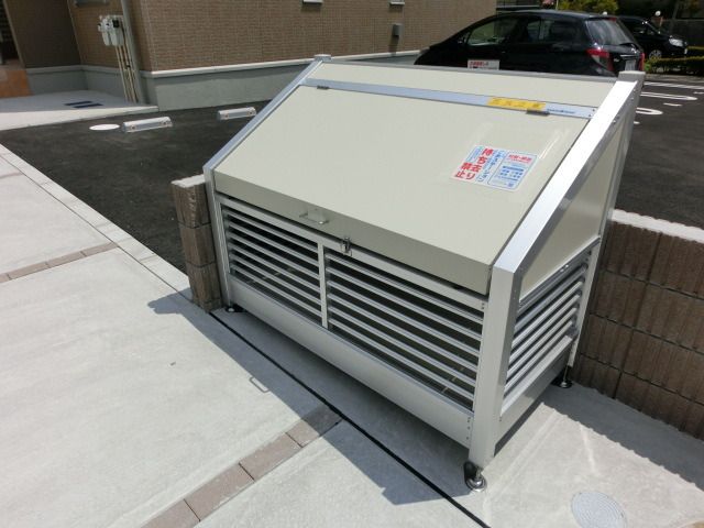 その他　敷地内の共有ゴミ置き場。