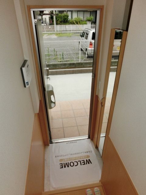 玄関　玄関にはトールタイプのシューズボックス。