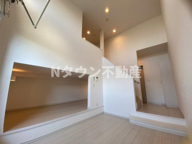 居室・リビング　こちらのリビングで趣味の時間をお楽しみください