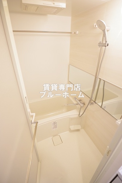 バス・シャワールーム　お風呂は浴室乾燥機付き！