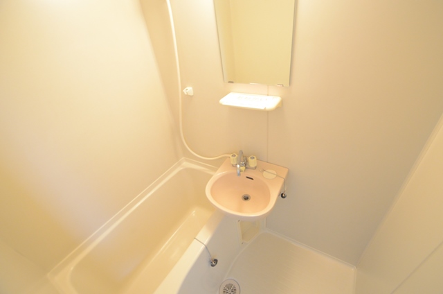 バス・シャワールーム　バストイレセパレートタイプのシンプルな浴室です♪