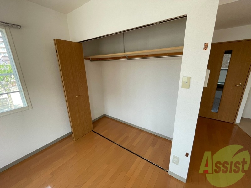 収納　こちらの収納にはハンガーをかけて服もしまえますね。