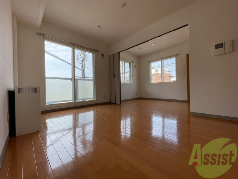 居室・リビング　リビングです。木目のフローリングが落ち着きますね。