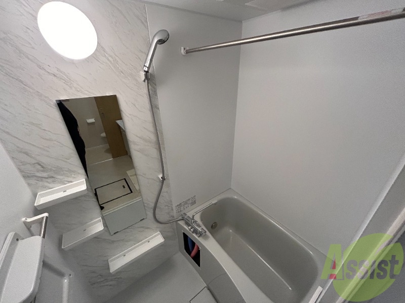 バス・シャワールーム　浴室はシンプル。一人暮らしにはちょうど良いサイズですね。