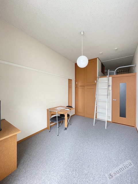 その他設備　ゆったり過ごせる居間、天井の高さが解放感を演出。