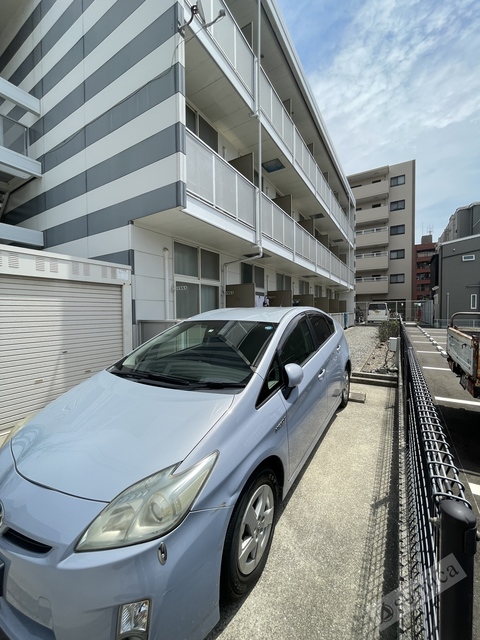 駐車場　広々とした駐車スペース。ハイルーフ車ＯＫ。