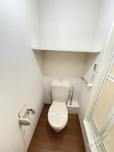 トイレ　人気アイテムの温水洗浄便座。清潔感のあるトイレです。