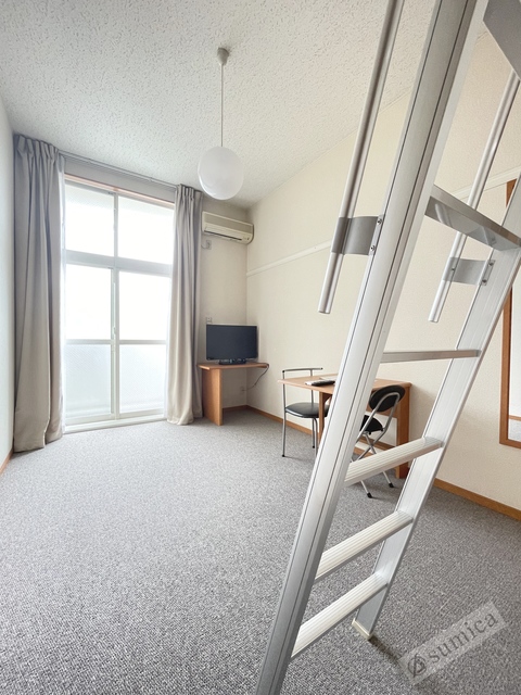 バルコニー　カーテン付き。しっかり明かりを遮断します。